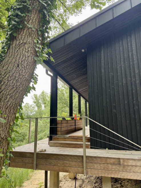 nietypowy dom architekt deska opalana elewacja boazeria zielony dach Latzke Pracownia Stolarska