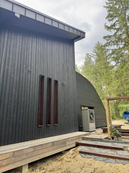 nietypowy dom architekt deska opalana elewacja boazeria zielony dach Latzke Pracownia Stolarska