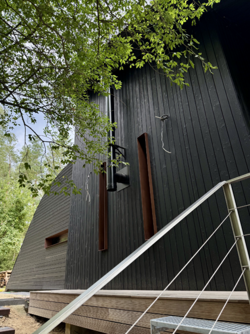 nietypowy dom architekt deska opalana elewacja boazeria zielony dach Latzke Pracownia Stolarska