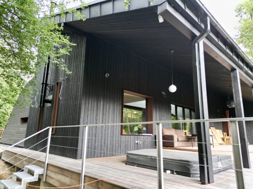 nietypowy dom architekt deska opalana elewacja boazeria zielony dach Latzke Pracownia Stolarska