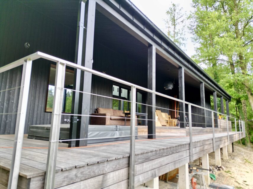 nietypowy dom architekt deska opalana elewacja boazeria zielony dach Latzke Pracownia Stolarska