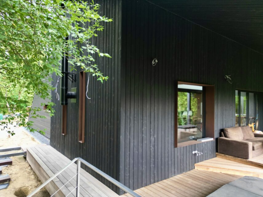 nietypowy dom architekt deska opalana elewacja boazeria zielony dach Latzke Pracownia Stolarska