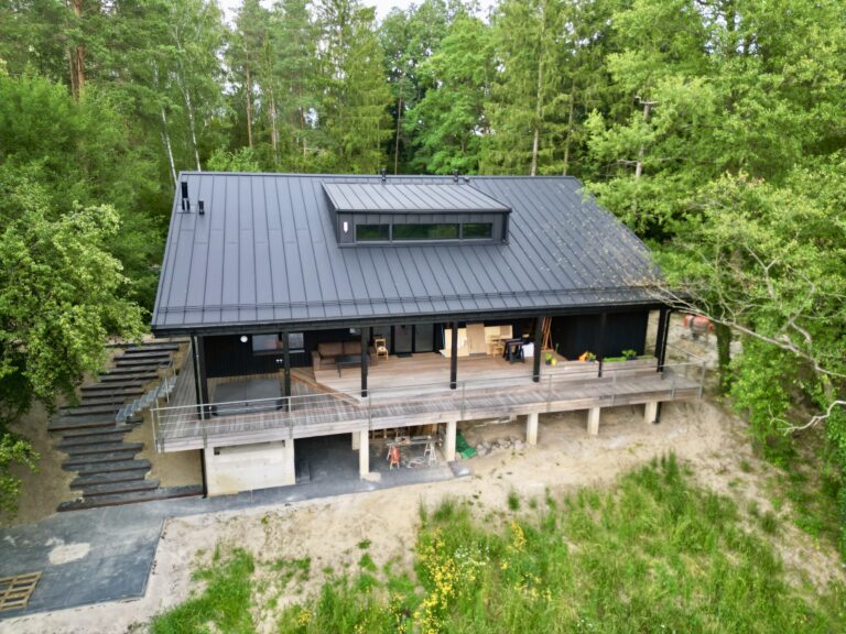 nietypowy dom architekt deska opalana elewacja boazeria zielony dach Latzke Pracownia Stolarska