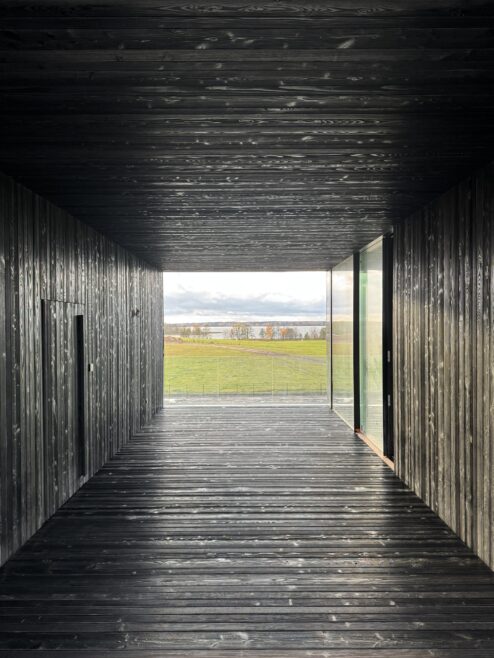 taras drewniany nowoczesny dom deska opalana na dachu elewacji Latzke