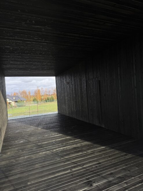 taras drewniany nowoczesny dom deska opalana na dachu elewacji Latzke