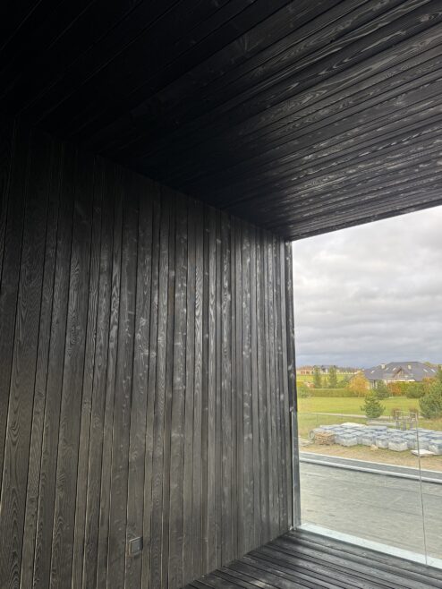 taras drewniany nowoczesny dom deska opalana na dachu elewacji Latzke