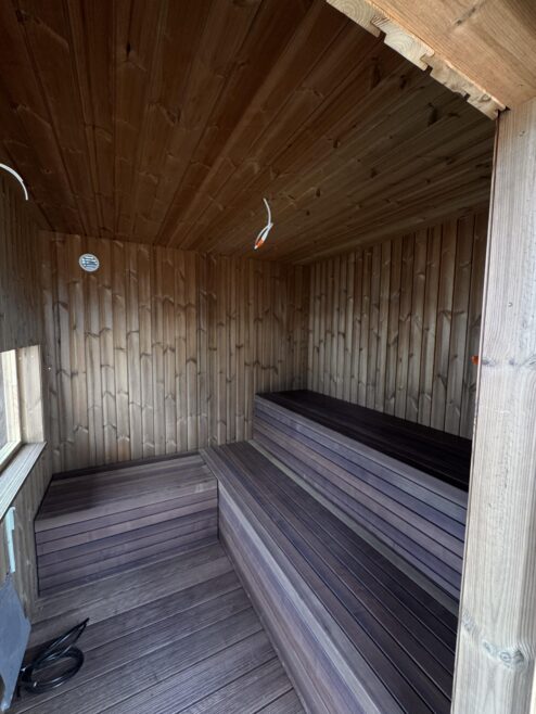elewacja drewniana domu pozioma czarna grafit opalana staw kąpielowy sauna Pracownia Stolarska Latzke