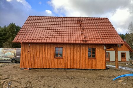 elewacja drewniana malowana drewno świerkowe deski Pracownia Stolarska Latzke garaż budynek gospodarczy